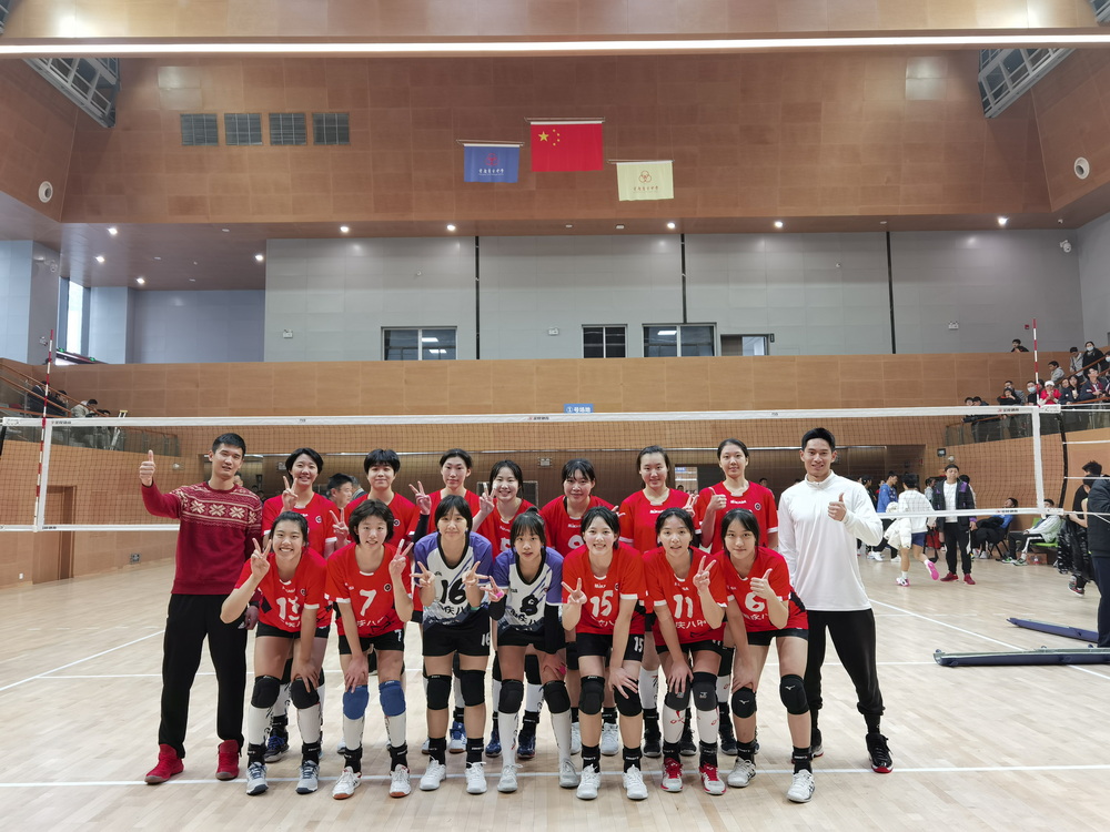 02高中女子排球队参赛师生_调整大小.jpg