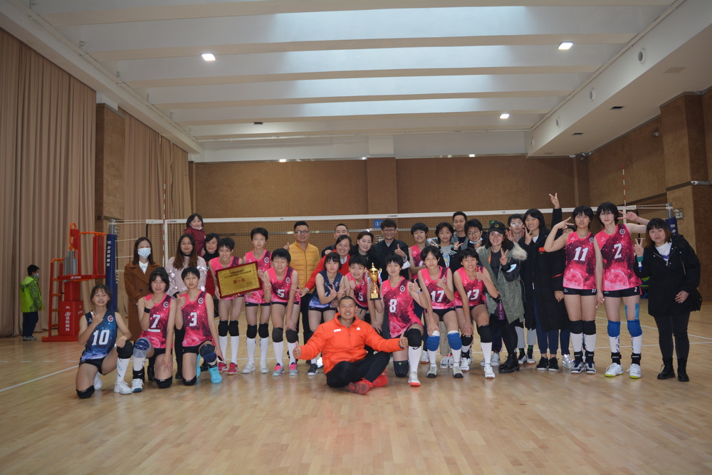 06初中女子排球队赛后全家福_调整大小.jpg