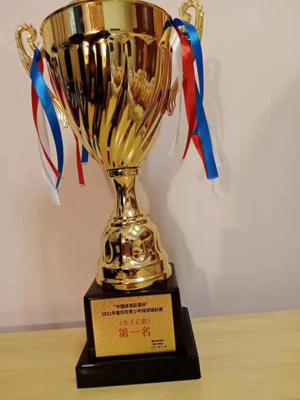 10冠军奖杯初中_调整大小.jpg