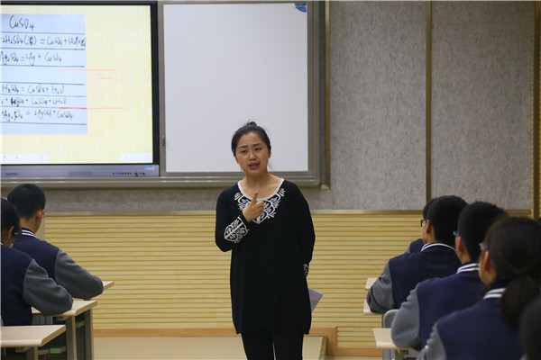 邓颖老师执教题为《常见物质转化关系及综合利用》的精品课.JPG